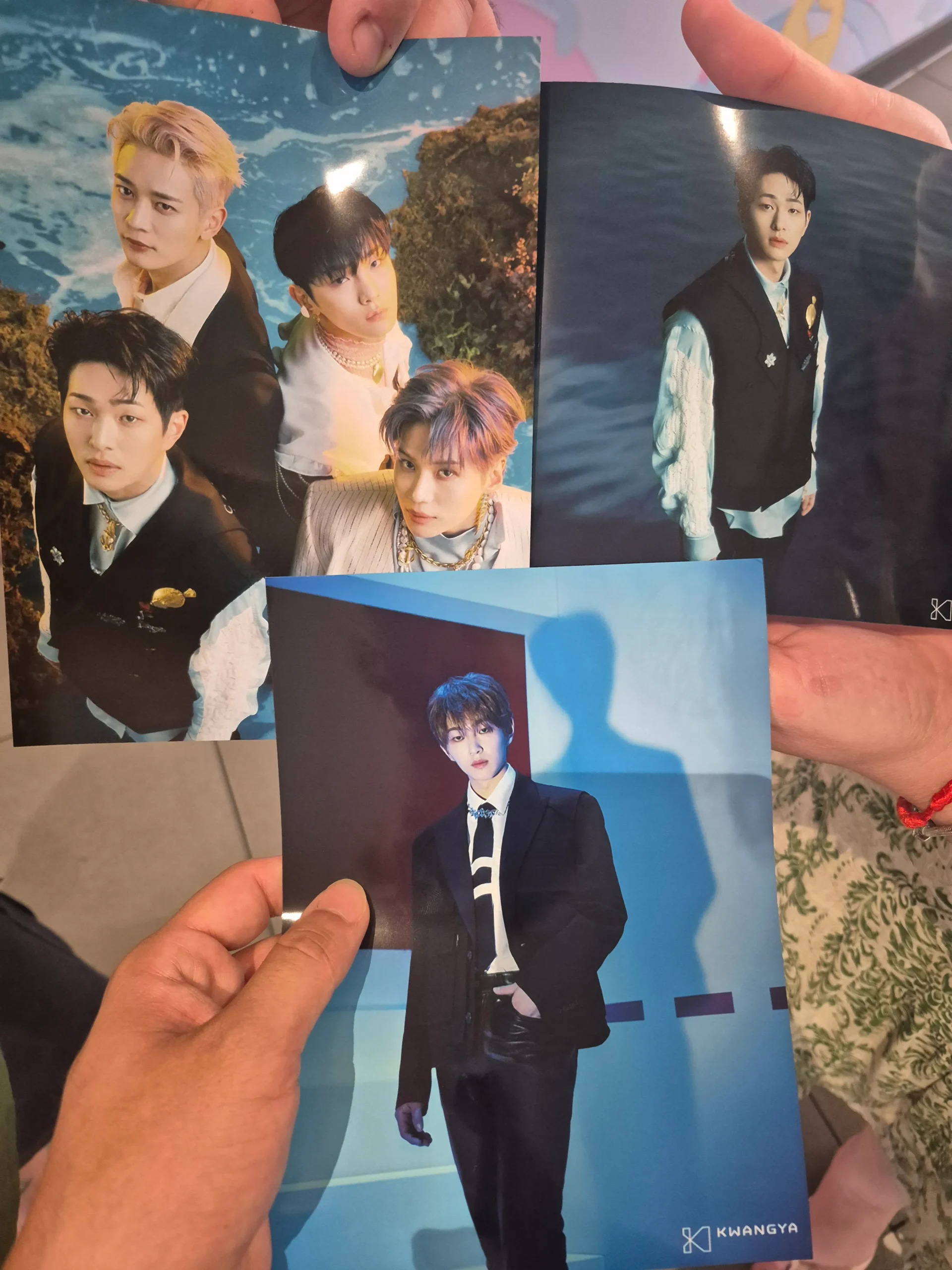 Grupo de fãs de K-pop em rua iluminada de Seul